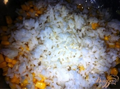 Нарезаем мелко лук, смешиваем фасоль, кукурузу, лук и добавляем отваренный рис.