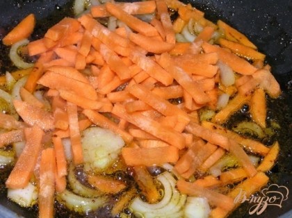 В том же масле обжарить нарезанный лук, добавить морковь, продолжая обжаривать.