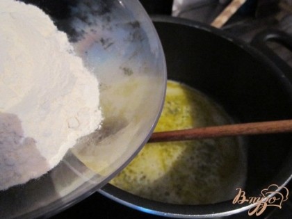 80 мл. воды нагреть со сливочным маслом, заварить мукой.Отварить картофель и приготовить пюре.