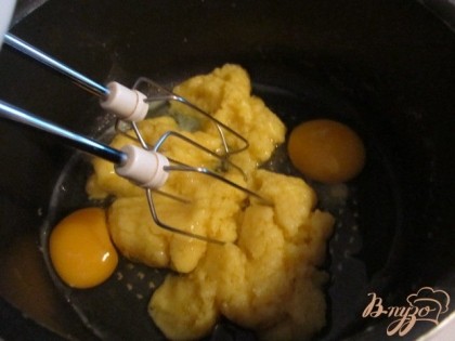 Добавить 2 яйца, размешать в однородную массу.