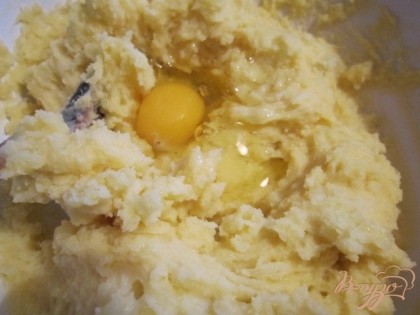 Выбить последнее, третье яйцо. Если сорт картофеля был неразваристым, то можно влить 50 мл. теплых сливок.