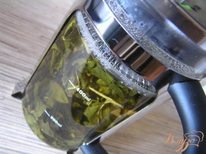 Заварить зеленый чай, дать немного остыть.
