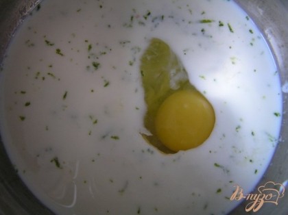 Для крема в кастрюльку влить молоко и лаймовый сок, всыпать цедру, добавить яйцо и немного взбить,