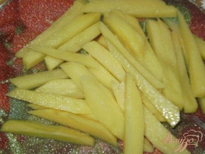 Картофель нарезаем соломкой и отправляем варится в кастрюлю с бульоном.