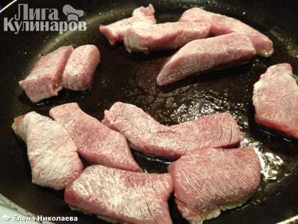 Смазываем сковороду растительным или сливочным маслом, ставим на сильный огонь. Выкладываем мясо так, чтобы кусочкам было не тесно. Скорее всего вам понадобится 2 захода.