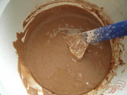 Шоколадный бисквит готовим так — просеиваем муку вместе с разрыхлителем и какао, смешиваем с сахаром. Отдельно взбиваем 3 яйца и добавляем к сыпучим ингредиентам. Хорошо вымешиваем.