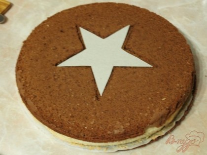 Из картона сделала шаблон звезды ,взяла белый и шоколадный бисквит,сложила вместе и вырезала по центру звезду.