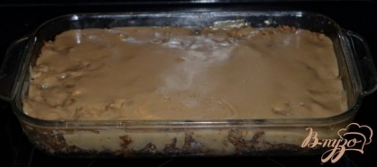 Кекс достанем из духовки и дадим полностью ему остыть. Как остынет покрыть сверху его теплой коричневой глазурью.
