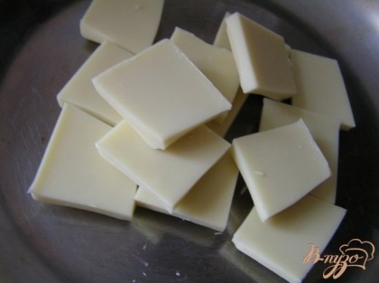 Белый шоколад поломать на кусочки и растопить со сливками на водяной бане.
