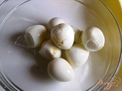 Перепелиные яйца складываем в холодную воду ,ставим на огонь ,варим по готовности около 3-4 минуты после закипания, остужаем. Очищаем перепелиные яйца.