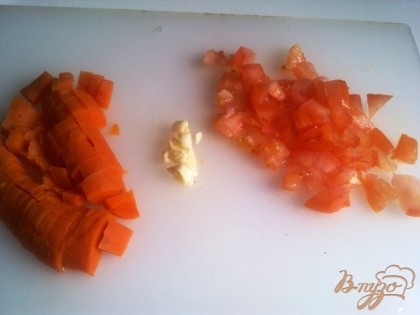 Нарезаем морковь мелким кубиком, чеснок и помидор.