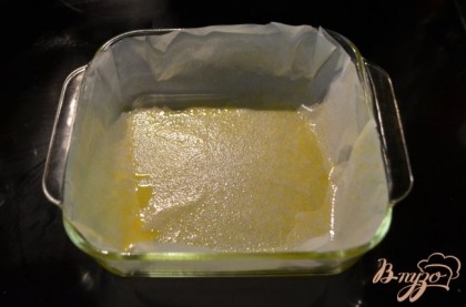Разогреть духовку на 180 гр.Смажем форму слив.маслом.Выложим пергамент бумагой для выпечки,смажем также бумагу.Отставим в сторону.