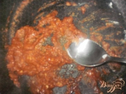 Готовим соус: на сливочном масле обжариваем муку, добавляем томатную пасту и бульон, хорошо размешиваем, солим по вкусу.