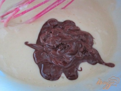 Отдельно растопить шоколад на водяной бане и вылить в тесто. Размешать.