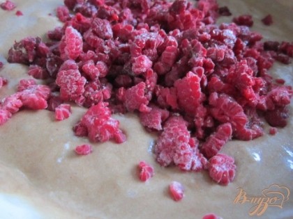 Замороженные ягодки малины покрошить в тесто. Размешать и можно начинать выпекать оладьи.