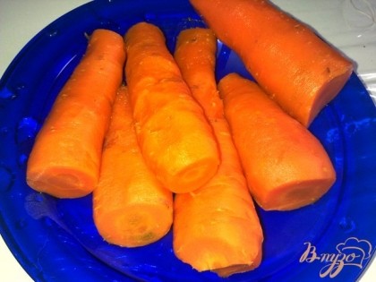 Отварим в мундире морковь, почистим.