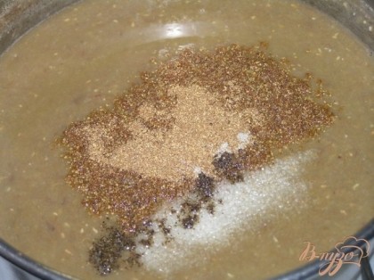 Готовый суп измельчить погружным блендером, добавить кумин, соль и перец, хорошо перемешать.