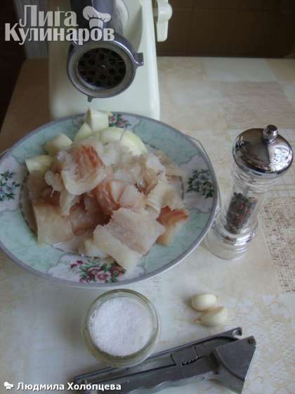 Рыбное филе пропускаем с луком через мясорубке, чеснок выдавливаем через чеснокодавку