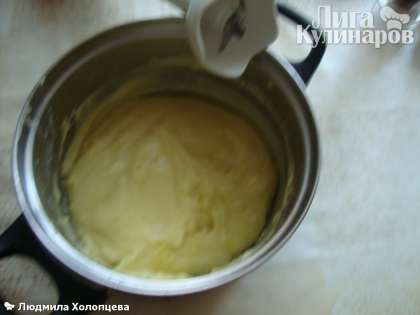 Когда картофель сварился, сливаем воду и добавляем горячее молоко с маслом и взбиваем блендером
