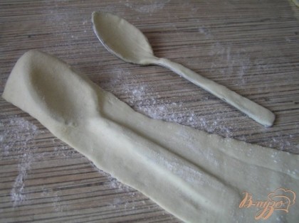 Слоеное тесто раскатать (можно использовать обрезки), ложку положить под тесто, придавить, обозначая контур и аккуратно вырезать.