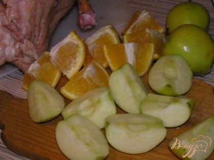 2 апельсина нарезать на 8 частей, яблоки на 4-8 частей (в зависимости от размера),