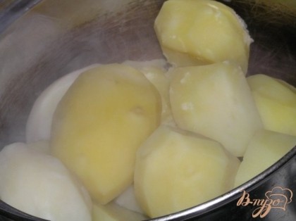 Картофель почистить, отваривать до полуготовности около 15 минут.