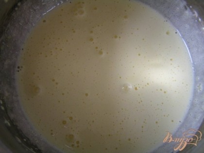 Белки отделить от желтков, белки убрать в холодильник. Желтки взбить с сахаром до пенообразной массы.