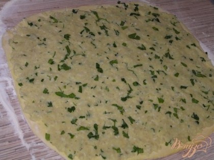 Затем раскатать тесто в тонкий пласт толщиной 3-4 мм. Выложить сверху остывшую начинку, придавливая немного руками.