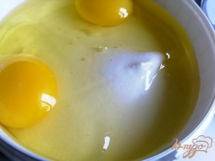 В творожную массу добавляем яйца и перемешиваем.