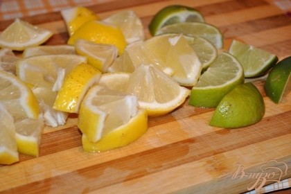 Лимон и лайм моем, заливаем кипятком и оставляем на 5 мин. Вынимаем из воды и режем четвертинками.