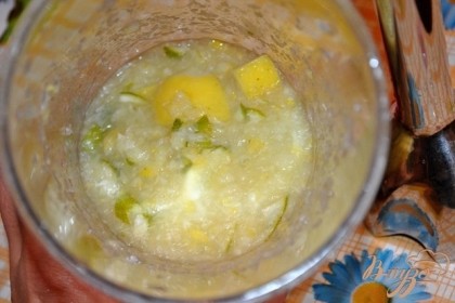 Куски лайма и лимона складываем в высокий стакан, добавляем сахар и легко взбиваем блендером. Не нужно измельчать в однородное пюре. Необходимо, чтобы цитрусы лишь выпустили сок и аромат.