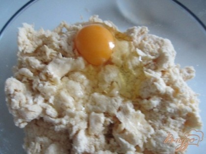 Выбить яйцо, замесить тесто.