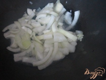 В сковороде на оливковом масле под закрытой крышкой потушить в течении 3 минут репчатый лук, порезанный кольцами.