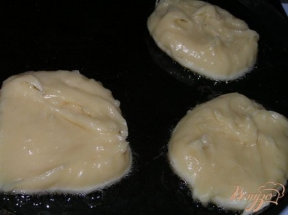 Полученное тесто выкладывать на разогретую сковородку с растительным маслом с помощью двух ложек.