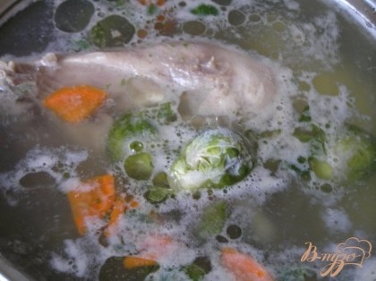 Посолить суп, добавить брюссельскую капусту, варить 10 минут.