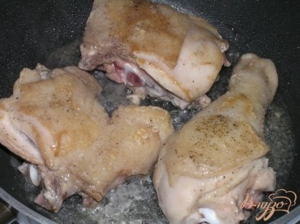 Кусочки курицы натереть солью и перцем, обжарить на растительном масле с двух сторон до румяной корочки, затем выложить на тарелку.