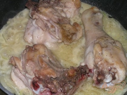 Вернуть курицу в сковороду, накрыть крышкой, тушить около 15 минут.