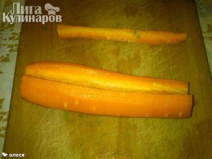 Морковь очищаем и вырезаем вдоль таким образом.