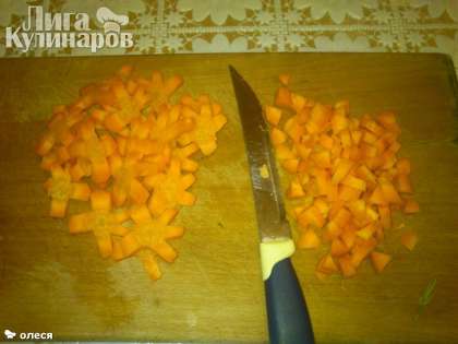 Вырезанные палочки моркови можно так и бросить в бульон, а можно порезать  на кубики. Морковь бросаем в бульон, когда картофель почти сварился.