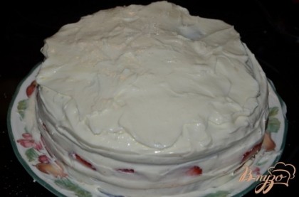 Сверху клубники покроем глазурью,затем слой бисквита и оставшуюся глазурь распределим по всему торту.