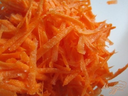 Морковь почистить и натереть на крупной (или корейской) терке, немного посолить и помять рукой.