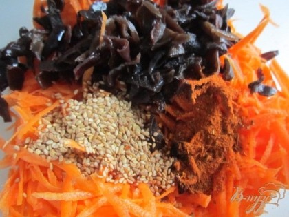 В салатник выложить морковь, грибы, добавить семя кунжута и острую приправу . Выбирайте ее по вкусу. Перемешать.