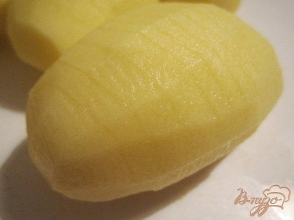 Картофель почистить и надрезать по поверхности (не до конца) Разложить в блюдо с луком.