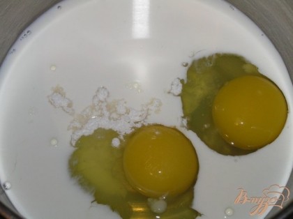 Яйца взбить с молоком, сливками и сахарной пудрой,