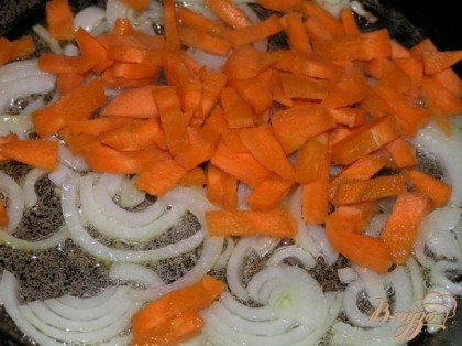 Лук и морковь обжарить на растительном масле,
