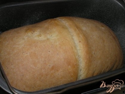Включить хлебопечку, выбрать программу "Сладкий хлеб", вес 1500 г и светлый цвет корочки. Нажать кнопку "Старт", и ожидать приятного аромата свежего хлеба примерно через 3,5 часа :)