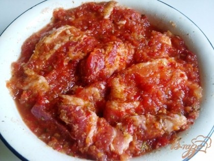 Добавляем томатную приправу, приготовленную по рецепту летомhttp://vpuzo.com/konservaciya/4609-priprava-lyubimaya.html   - это смесь помидор, сладкого и горького перца, чеснока, зелени. У кого нет такой используйте эти продукты измельченными и смешанными с солью. Ставим мариноваться в холодильник на ночь.