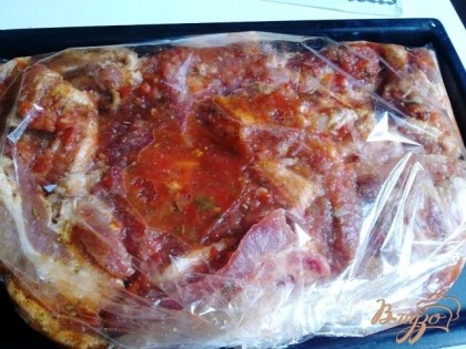 Промаринованное мясо перекладываем пакет для запекания и ставим в духовой шкаф на один час при температуре 180-190 градусов.