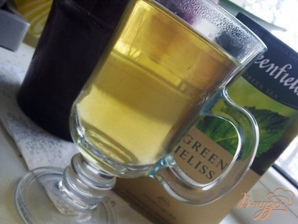 Завариваем зеленый чай, добавляем в него ложечку свежевыжетого лимонного соки и кусочки имбиря, накрываем и оставляем на 10 минут.
