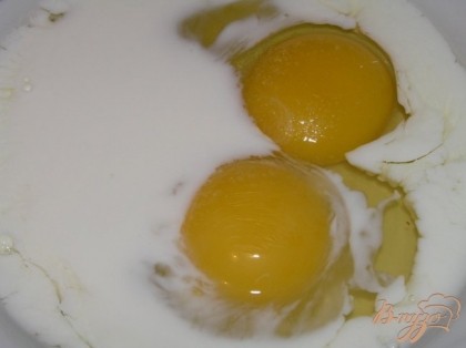 Яйца немного взбить с молоком и солью,